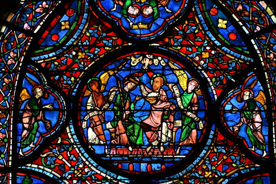 vitrail de la fa&ccedil;ade sud de la cath&eacute;drale de  Chartres en France
