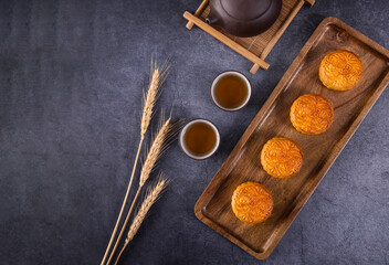 Obraz na płótnie Canvas The traditional Chinese festival Mid-Autumn Festival food moon cake