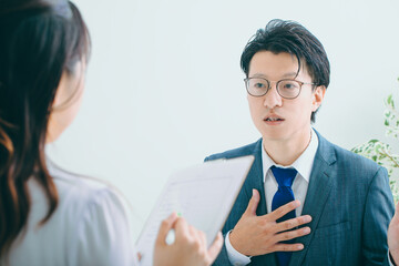 面接を受ける男性　interview