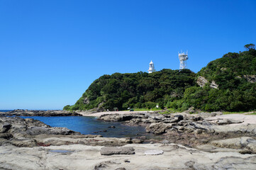 Fototapeta na wymiar 剱崎灯台とエビ根の浜【神奈川県三浦市】