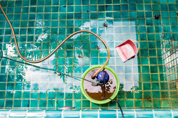 Swimming pool cleaning, get out dirty water with submerge pump, dirt from roof with no gutter
