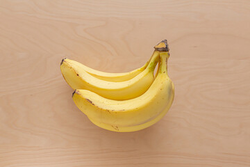 テーブルに置かれたバナナ（一房）