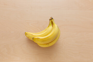 テーブルに置かれたバナナ（一房）