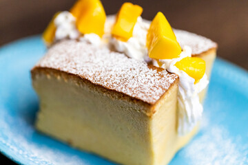 台湾カステラのマンゴー乗せ