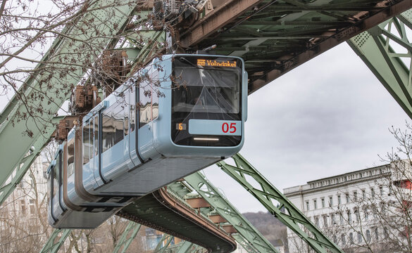Wuppertal Die Schwebebahn &ndash; das Wahrzeichen Wuppertals &ndash; f&auml;hrt auf einer 13 km langen Strecke durch die Stadt.