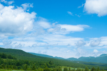 嬬恋高原の夏の青空と緑の山々