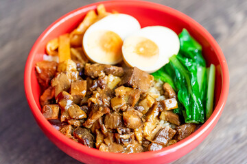 煮込んだ豚肉の丼ぶり、魯肉飯（ルーローファン）