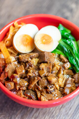 煮込んだ豚肉の丼ぶり、魯肉飯（ルーローファン）