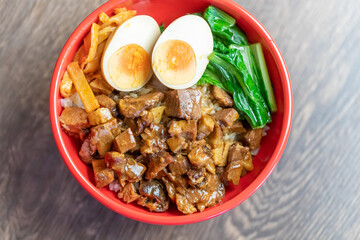 煮込んだ豚肉の丼ぶり、魯肉飯（ルーローファン）