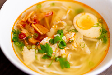 鶏白湯の米粉麺、鶏湯麺（ジータンメン）