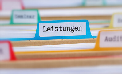 Akten mit der Beschriftung Leistungen