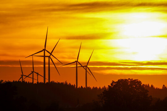 Windr&auml;der vor Sonnenuntergang