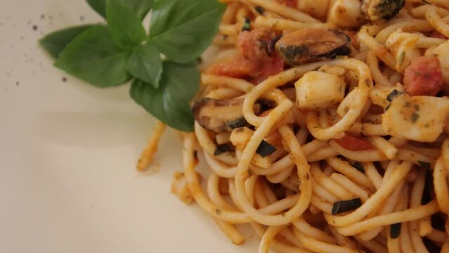 assiette de spaghettis aux fruits de mer en gros plan