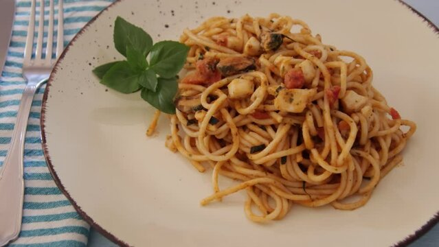 assiette de spaghettis aux fruits de mer en gros plan