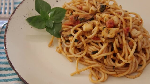 assiette de spaghettis aux fruits de mer en gros plan
