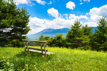 「キャベツ畑の中心で妻に愛を叫ぶ」イベントが行われる、群馬県の嬬恋の「愛妻の丘」付近の風景	