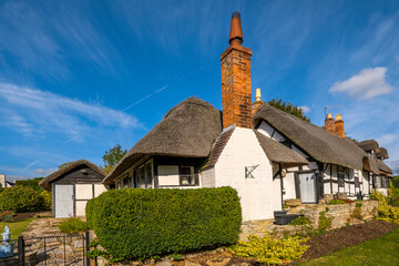 thatched cottage stratford upon avon england uk - obrazy, fototapety, plakaty