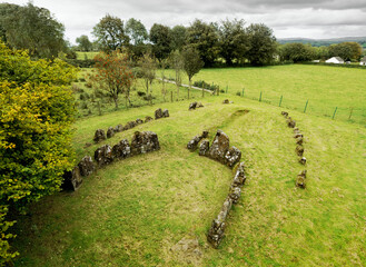 Dooeys Cairn. Ballymacaldrack, Dunloy, N. Ireland. 6000 year old prehistoric court tomb with cremation burial passage. Forecourt added 500 years later - obrazy, fototapety, plakaty