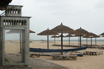 terraza junto a una playa tropical