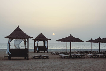 atardecer tropical sobre cabinas balinesas
