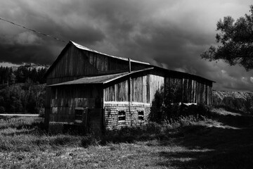 Obraz premium Details of an old Quebec barn in black and white