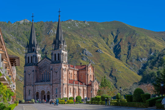 Basilika der Jungfrau  von Covadonga im Nationalpark Los Picos Spanien Aufnahme von &Ouml;FFENTLICHEM Weg