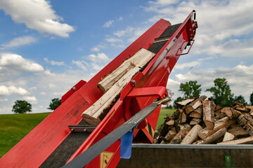 Hydraulic installation for cutting and sawing logs for firewood.