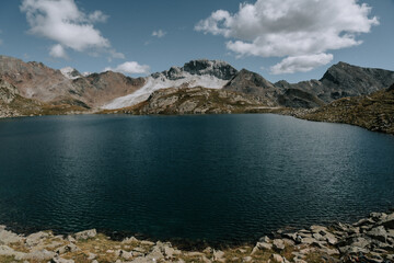 Der Timmels Schwarzsee in Südtirol. Sommer am Timmelsjoch. Wunderschöner Bergsee umrandet von Bergen.Bleicher Berg im Hintergrund. Kontrastreich 1