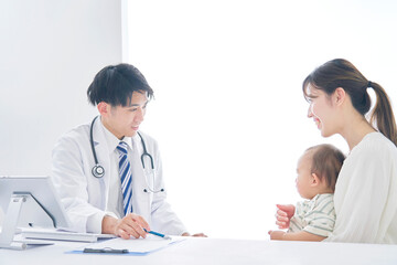 赤ちゃんを診察する医者