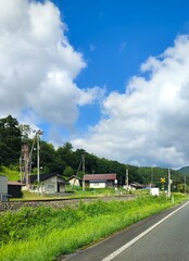 Fototapeta na wymiar 日本の夏の田舎の風景、山村の無人駅と鉄道の風景