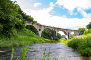 日本の夏の田舎の風景、山間の眼鏡橋と川