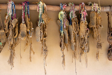 昔の日本家屋の外に吊るされた草鞋