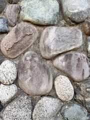 丸い石垣の壁、石のエクステリア、丸い石の石門、河原石で作られた壁