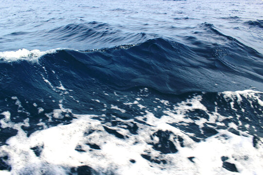 立体感あるネイビーブルーの波の写真