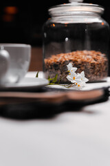 Plano detalle de unas flores encima de una mesa