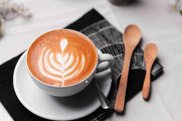 Plano elevado de un café sobre una mesa