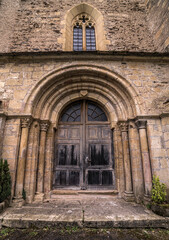 Fototapeta na wymiar Porte d'entrée de l'église romane du Cambon à Castelnau-de-Mandailles, Aveyron, France