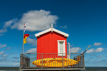 Rote Strand-Aufsichtshütte für Rettungsschwimmer an der Nordsee, Deutschland