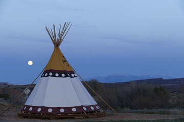Tipi unter Vollmond © Meinolf Zavelberg