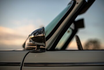 Reflejo paisaje en retrovisor de un coche clásico fotografía de atardecer