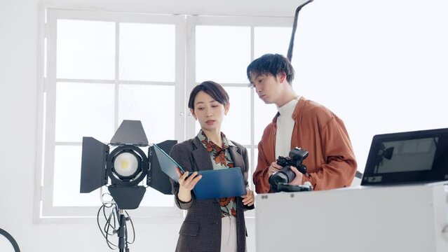 撮影現場のカメラマンとディレクター