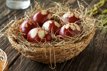 Fototapeta na wymiar Easter eggs idyed with onion peels in a basket