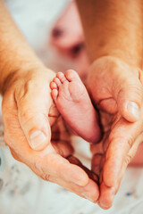 Fuß eines Neugeborenen Kind mit Händen von Eltern