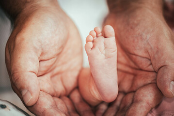 Fuß eines Neugeborenen Kind mit Händen von Eltern