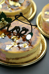 キャラメルムースまたはプディング風のクリスマスケーキ（ミラーケーキ風）