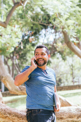 Obraz premium handsome businessman using his smartphone outdoors