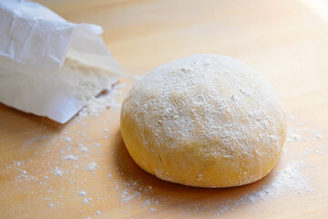 Fototapeta na wymiar パン作り　小麦粉と丸型に成形したパン生地