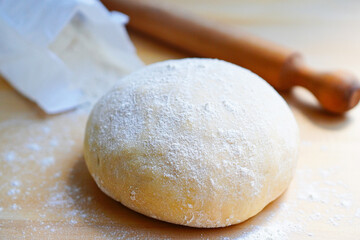 Fototapeta na wymiar パン作り　丸型パン生地とパン作りのアイテムのめん棒