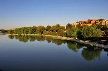 Photo sur Plexiglas Pont Khadjou Parc riverain le long de la rivière Zayandeh à Isfahan, Iran.