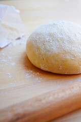 パン作り　丸型パン生地のアップとパン作りアイテムのめん棒